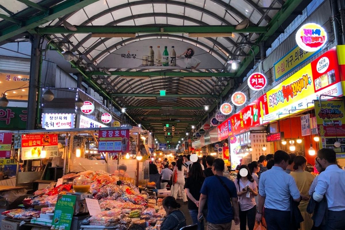 쇼핑 및 나이트 마켓 (Shopping and Night Markets)